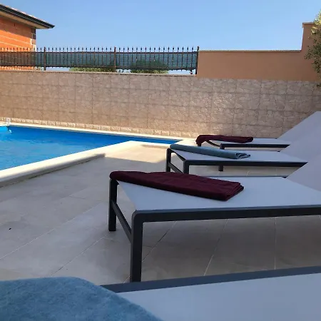 Haus Mit Pool Und Etwas Meerblick