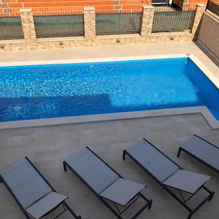 Haus Mit Pool Und Etwas Meerblick 度假居 Rogovici