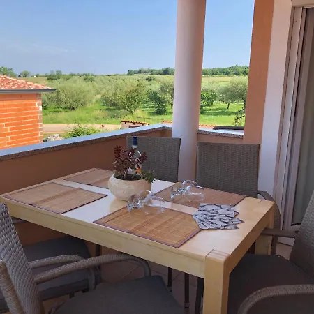 Haus Mit Pool Und Etwas Meerblick 度假居