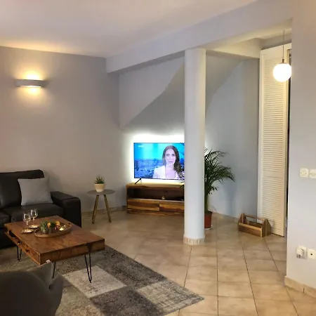 Haus Mit Pool Und Etwas Meerblick